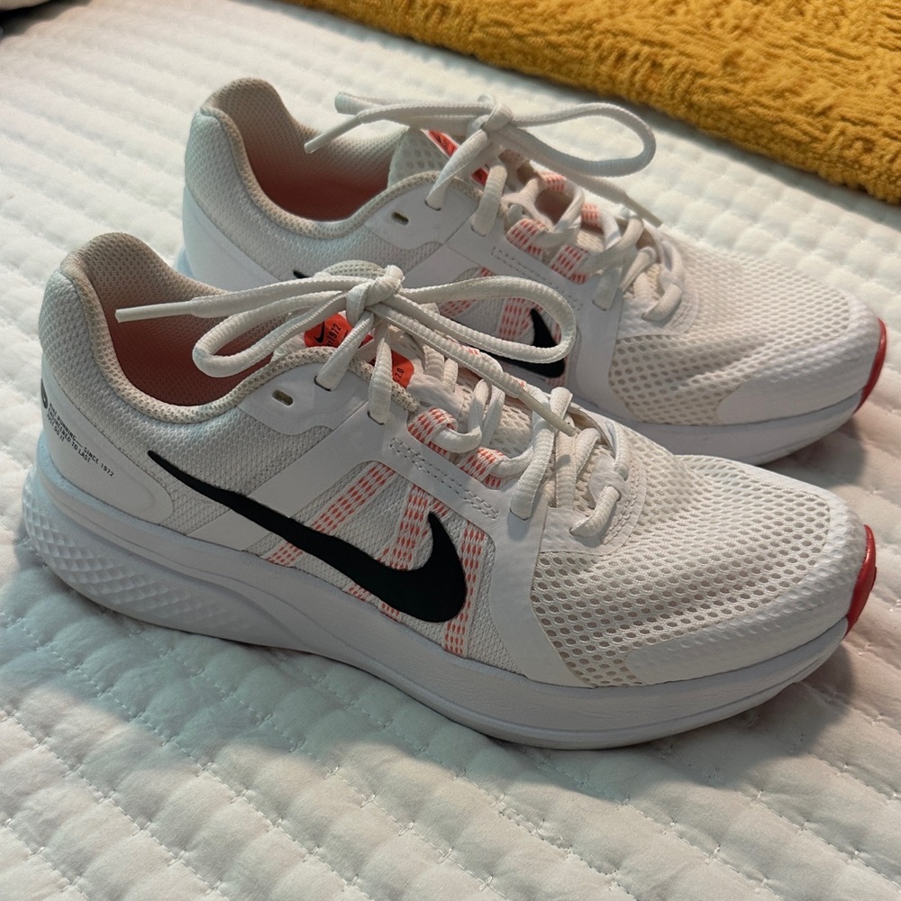 Nike Women's White and Black Sneakers